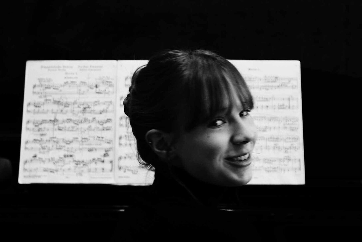 Emilija Joana Šoriūtė prie fortepijono